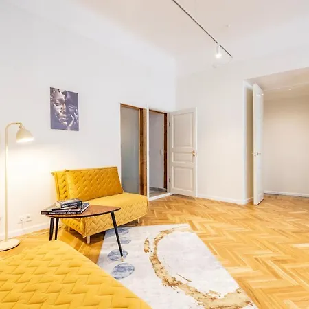 Апартаменти Old Town 74m2 Newly Renovated Lux Furnished