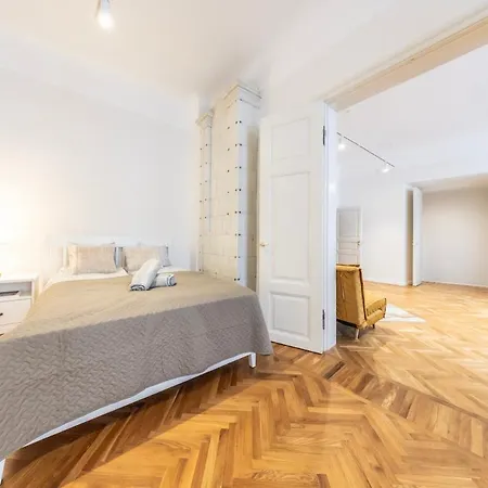 Old Town 74m2 Newly Renovated Lux Furnished Apartmán *