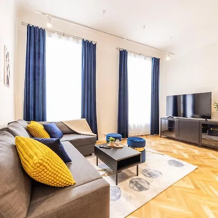 Old Town 74m2 Newly Renovated Lux Furnished Apartmán